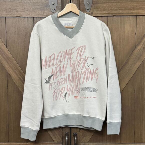 NEW Taylor Swift 1989 Sweatshirt size Medium Welcome to New York Pullover Fleece - Picture 2 of 7